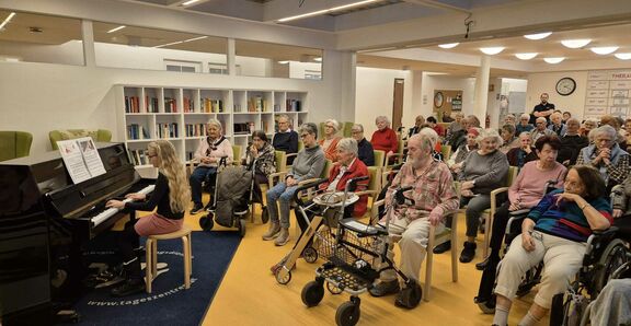 Kinder spielen im Tageszentrum auf