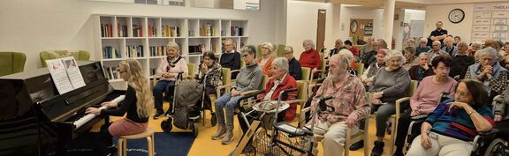 Klavierkonzert Winarskystrasse | FSW Kinder spielen im Tageszentrum auf