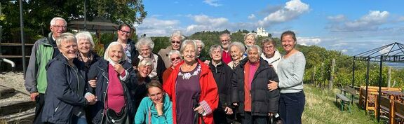 Heurigenbesuch Tageszentrum Winarsykstrasse Sept22 (Bild: FSW)