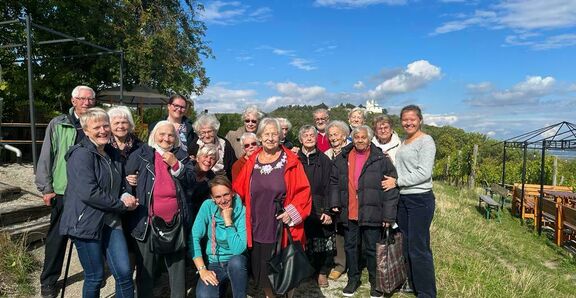 Heurigenbesuch Tageszentrum Winarsykstrasse Sept22 (Bild: FSW)