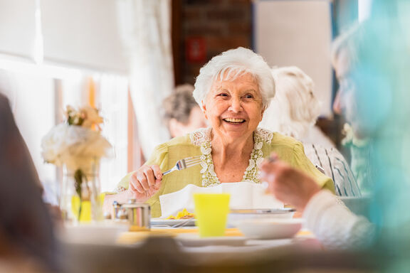 Ältere Dame beim Mittagessen (Bild: iStock/PixelCatchers)