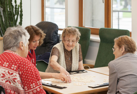 Rätselgruppe im Tageszentrum Favoriten (Bild: FSW)