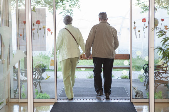 Gemeinsames gehen eines älteren Paares aus dem Tageszentrum (Bild: FSW)