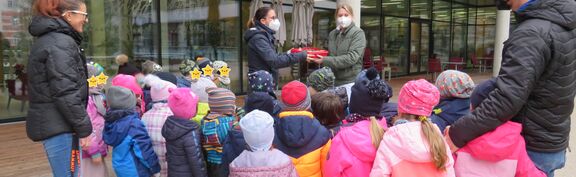 Senior:innen backen für Kinder (Bild: FSW) Senior:innen backen für Kinder (Bild: FSW)