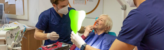 Prophylaxe in den Tageszentren (Bild: SFU Zahnklinik) Prophylaxe in den Tageszentren (Bild: SFU Zahnklinik)